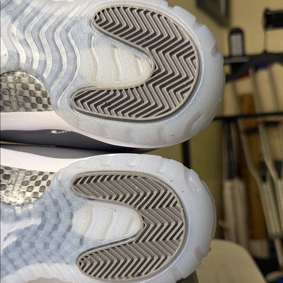 Jordan 11 Retro Grey - Picture 7 of 15